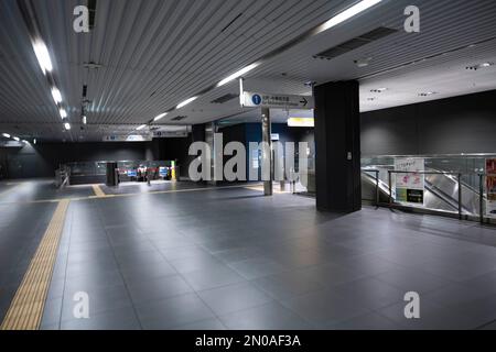 Yokohama, Prefettura di Kanagawa, Giappone. 5th Feb, 2023. Il piano mezzanino della Stazione di Shin-takashima. (Æ-°é«˜å³¶é§…).la linea Minato Mirai, nota in giapponese come Æ¸¯ã¿ã‚ ã„·š (Minato Mirai-sen), è una linea di transito rapido situata a Yokohama, Giappone. E' di proprietà della Metropolitana Municipale di Yokohama ma gestita dalla Tokyu Corporation e collega il centro di Yokohama con il quartiere Minato Mirai 21, un moderno centro commerciale e finanziario. La linea offre un comodo accesso a famose attrazioni come la Torre dei luoghi di interesse di Yokohama, il Centro Congressi Pacifico e il parco divertimenti Cosmo World. T Foto Stock