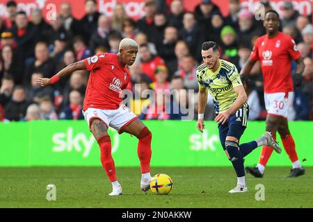 Nottingham, Regno Unito. 5th febbraio 2023Danilo la Foresta di Nottingham passa la palla sotto pressione da Jack Harrison di Leeds Uniteddurante la partita della Premier League tra la Foresta di Nottingham e Leeds United al City Ground di Nottingham domenica 5th febbraio 2023. (Foto: Jon Hobley | NOTIZIE MI) Credit: NOTIZIE MI & Sport /Alamy Live News Foto Stock