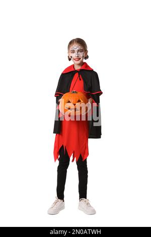 Ragazza carina con zucca che indossa costume di Halloween su sfondo bianco Foto Stock