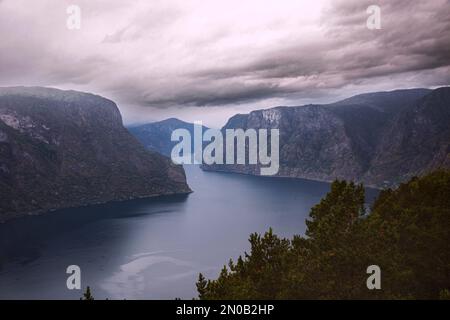 Blick vom Berg Prest über den Aurlandsfjord in Norvegia. Foto Stock