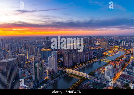 Tramonto sulla costa del fiume Tianjin haihe di notte Foto Stock