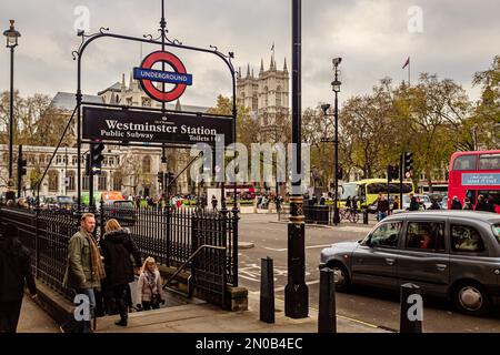 Londra, Regno Unito, 07th, dicembre 2013: Traffico alla stazione di Westminster, Abbazia di Westminster sullo sfondo.