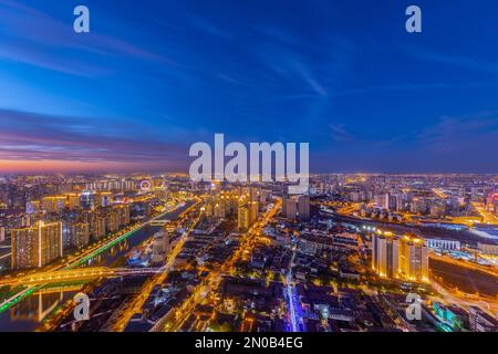 Tramonto sulla costa del fiume Tianjin haihe di notte Foto Stock