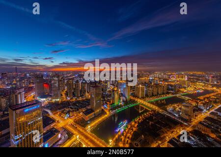 Tramonto sulla costa del fiume Tianjin haihe di notte Foto Stock