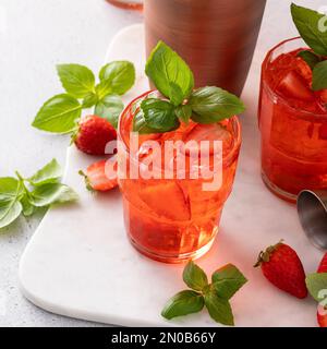 Cocktail o mocktail al basilico alla fragola, bevanda estiva rinfrescante e fredda con spazio copia Foto Stock