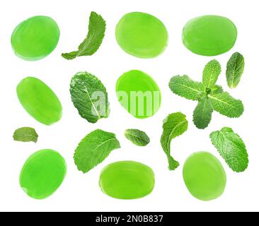 Set di caramelle alla menta dure e foglie verdi su sfondo bianco Foto Stock