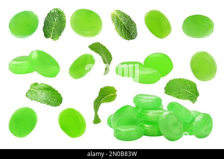 Set di caramelle alla menta dure e foglie verdi su sfondo bianco Foto Stock