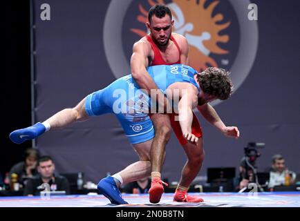 ZAGABRIA, CROAZIA – FEBBRAIO 05: Ibrahim Mahmoud Hamed Hassan Ghanem di francia (rosso) si scontra con Lovro Zurak di Croazia (blu) durante il Men's Greco-Roman Style 72 kg peso Wrestling 2023 Ranking Series al Dom Sportova Sports Hall il 5 Febbraio 2023 a Zagabria, Croazia. Foto: Marko Lukunic/PIXSELL Foto Stock