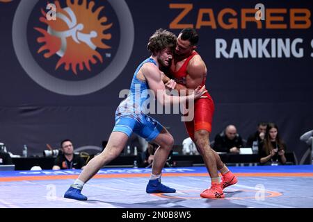 ZAGABRIA, CROAZIA – FEBBRAIO 05: Ibrahim Mahmoud Hamed Hassan Ghanem di francia (rosso) si scontra con Lovro Zurak di Croazia (blu) durante il Men's Greco-Roman Style 72 kg peso Wrestling 2023 Ranking Series al Dom Sportova Sports Hall il 5 Febbraio 2023 a Zagabria, Croazia. Foto: Marko Lukunic/PIXSELL Foto Stock