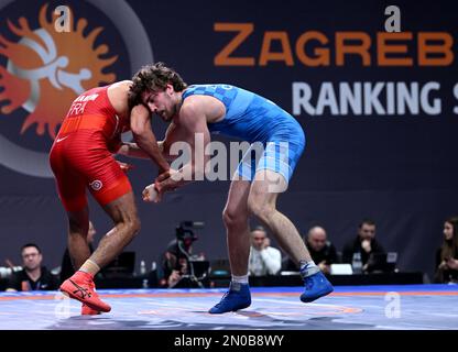 ZAGABRIA, CROAZIA – FEBBRAIO 05: Ibrahim Mahmoud Hamed Hassan Ghanem di francia (rosso) si scontra con Lovro Zurak di Croazia (blu) durante il Men's Greco-Roman Style 72 kg peso Wrestling 2023 Ranking Series al Dom Sportova Sports Hall il 5 Febbraio 2023 a Zagabria, Croazia. Foto: Marko Lukunic/PIXSELL Foto Stock