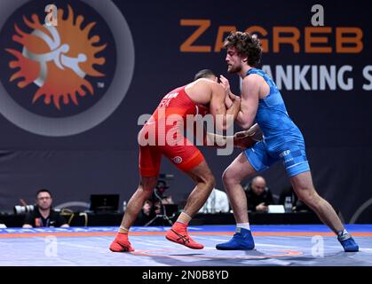 ZAGABRIA, CROAZIA – FEBBRAIO 05: Ibrahim Mahmoud Hamed Hassan Ghanem di francia (rosso) si scontra con Lovro Zurak di Croazia (blu) durante il Men's Greco-Roman Style 72 kg peso Wrestling 2023 Ranking Series al Dom Sportova Sports Hall il 5 Febbraio 2023 a Zagabria, Croazia. Foto: Marko Lukunic/PIXSELL Foto Stock