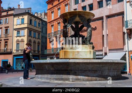 Tolosa, Francia, papà francese con bambino, sulla piazza della città, con la storica fontana d'acqua, nel centro storico, edifici residenziali, scena di strada, Foto Stock