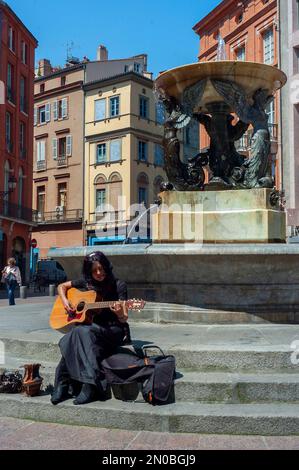 Tolosa, Francia, giovani francesi Hanging out, Piazza, nel centro storico, edifici di appartamenti, scena di strada, giovane adolescente Foto Stock