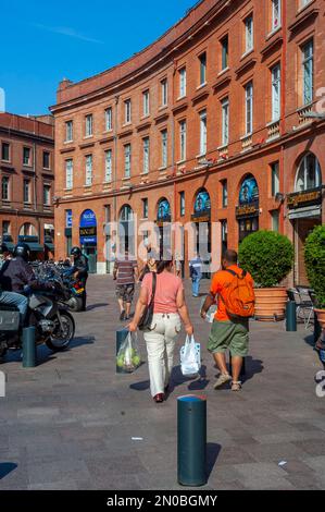 Tolosa, Francia - Shopping persone nel mercato delle pulci locale vicino alla Cattedrale di Saint Etienne, Place Saint Sernin, Sabato mattina. Foto Stock