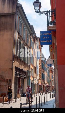 Tolosa, Francia - persone in bicicletta su strada, Centro storico, edifici antichi, facciate, scena di strada, Immobiliare francese, alloggi esterni, (FRS-6988) Foto Stock