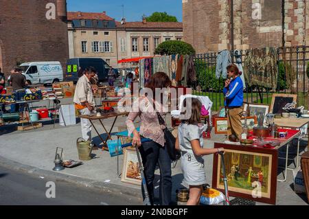 Tolosa, Francia - Shopping per famiglie in strada, mercato pubblico delle pulci, fuori, (Marché de Saint-Sernin) mamma che fa shopping con la figlia Foto Stock