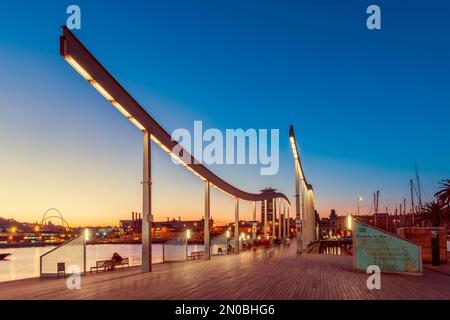 Rambla de Mar è un passaggio pedonale in legno nel porto di Barcellona Spagna, volto a simboleggiare il collegamento con il Mediterraneo. Foto Stock