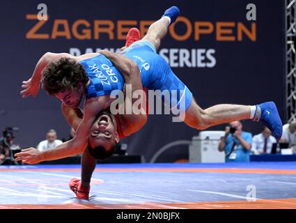 ZAGABRIA, CROAZIA – FEBBRAIO 05: Ibrahim Mahmoud Hamed Hassan Ghanem di francia (rosso) si scontra con Lovro Zurak di Croazia (blu) durante il Men's Greco-Roman Style 72 kg peso Wrestling 2023 Ranking Series al Dom Sportova Sports Hall il 5 Febbraio 2023 a Zagabria, Croazia. Foto: Marko Lukunic/PIXSELL Foto Stock