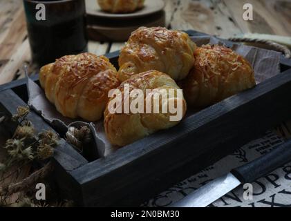 Mini croissant fatti in casa su un vassoio di legno Foto Stock