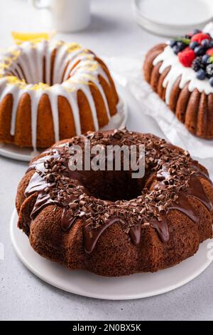 Varietà di torte affette sul tavolo con dolci al limone, al cioccolato e alla bacca Foto Stock