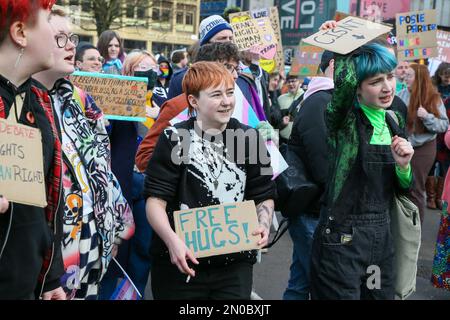 Glasgow, Regno Unito. 5th Feb, 2023. Diverse centinaia di persone si sono manifestate a George Square, Glasgow, per protestare contro l'erosione dei diritti delle donne e il disegno di legge sul riconoscimento di genere approvato dal governo scozzese, che consente agli uomini di identificarsi come donne. C'è stata anche una contro-dimostrazione da parte dei gruppi Pro Trans, anche in George Square, allo stesso tempo. I due gruppi sono stati tenuti separati da una "no go zone" sorvegliata le immagini sono di attivisti pro-transgender alla manifestazione. Credit: Findlay/Alamy Live News Foto Stock