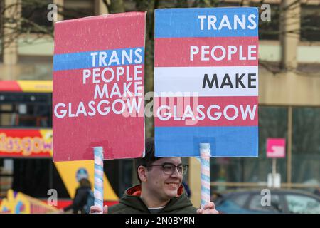 Glasgow, Regno Unito. 5th Feb, 2023. Diverse centinaia di persone si sono manifestate a George Square, Glasgow, per protestare contro l'erosione dei diritti delle donne e il disegno di legge sul riconoscimento di genere approvato dal governo scozzese, che consente agli uomini di identificarsi come donne. C'è stata anche una contro-dimostrazione da parte dei gruppi Pro Trans, anche in George Square, allo stesso tempo. I due gruppi sono stati tenuti separati da una "no go zone" sorvegliata le immagini sono di attivisti pro-transgender alla manifestazione. Credit: Findlay/Alamy Live News Foto Stock