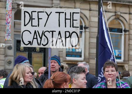 Glasgow, Regno Unito. 5th Feb, 2023. Diverse centinaia di persone si sono manifestate a George Square, Glasgow, per protestare contro l'erosione dei diritti delle donne e il disegno di legge sul riconoscimento di genere approvato dal governo scozzese, che consente agli uomini di identificarsi come donne. C'è stata anche una contro-dimostrazione da parte dei gruppi Pro Trans, anche in George Square, allo stesso tempo. I due gruppi sono stati tenuti separati da un poliziotto 'no go zone' immagine è di Pro-femminista, Women wont Whesht e sostenitori della liberazione delle donne. Credit: Findlay/Alamy Live News Foto Stock