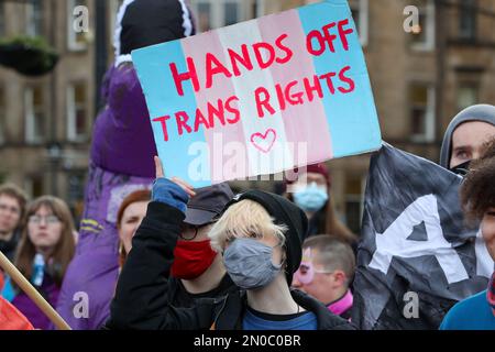 Glasgow, Regno Unito. 5th Feb, 2023. Diverse centinaia di persone si sono manifestate a George Square, Glasgow, per protestare contro l'erosione dei diritti delle donne e il disegno di legge sul riconoscimento di genere approvato dal governo scozzese, che consente agli uomini di identificarsi come donne. C'è stata anche una contro-dimostrazione da parte dei gruppi Pro Trans, anche in George Square, allo stesso tempo. I due gruppi sono stati tenuti separati da una "no go zone" sorvegliata le immagini sono di attivisti pro-transgender alla manifestazione. Credit: Findlay/Alamy Live News Foto Stock