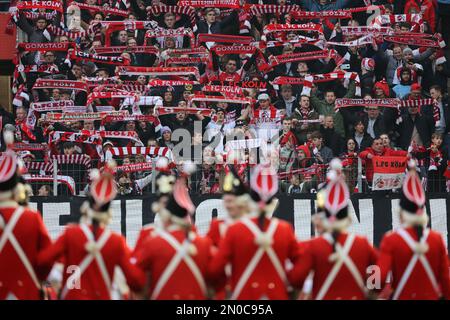 Carnivalisti di fronte al Suedkurve, Koeln, Germania. 04th Feb, 2023. 1. Bundesliga 19. Spieltag, 1. FC Koeln - RB Lipsia. LE NORMATIVE DFL VIETANO QUALSIASI USO DI FOTOGRAFIE COME SEQUENZE DI IMMAGINI E/O QUASI-VIDEO Credit: Juergen Schwarz/Alamy Live News Foto Stock