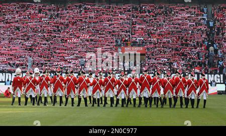 Carnivalisti di fronte al Suedkurve, Koeln, Germania. 04th Feb, 2023. 1. Bundesliga 19. Spieltag, 1. FC Koeln - RB Lipsia. LE NORMATIVE DFL VIETANO QUALSIASI USO DI FOTOGRAFIE COME SEQUENZE DI IMMAGINI E/O QUASI-VIDEO Credit: Juergen Schwarz/Alamy Live News Foto Stock