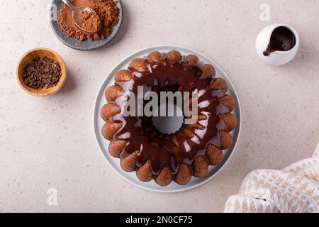 Torta bundt in marmo al cioccolato o torta zebra con glassa al cioccolato sott'angolo sulla parte superiore appena sfornata vista dall'alto con spazio copia Foto Stock