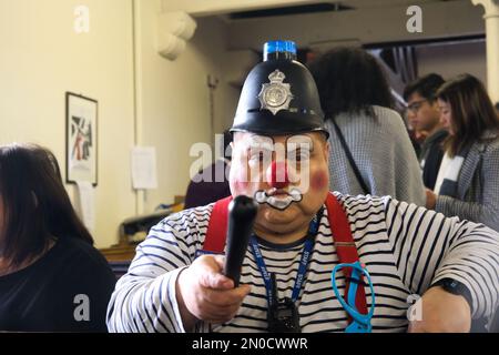 All Saints Church, Haggerstone, Londra, Regno Unito. 5th Feb 2023. Ritorna l'annuale Servizio Clowns di tutti i Santi di Haggerston, celebrando la vita di Joseph Grimaldi. Credit: Matthew Chattle/Alamy Live News Foto Stock