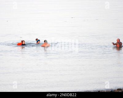 Sheerness, Kent, Regno Unito. 5th Feb, 2023. UK Weather: Un freddo pomeriggio per i nuotatori di mare a Sheerness, Kent. Credit: James Bell/Alamy Live News Foto Stock