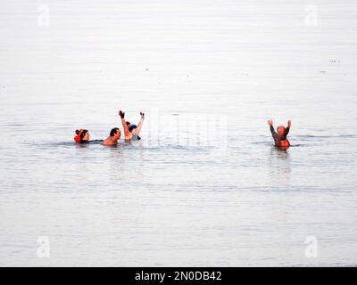 Sheerness, Kent, Regno Unito. 5th Feb, 2023. UK Weather: Un freddo pomeriggio per i nuotatori di mare a Sheerness, Kent. Credit: James Bell/Alamy Live News Foto Stock