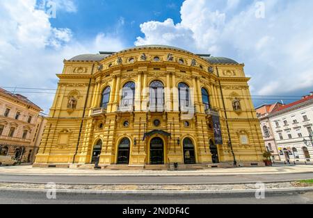 Szeged, Ungheria. Il Teatro Nazionale di Szeged è il teatro principale di Szeged, Ungheria. Fu costruito nel 1883 in stile eclettico e neobarocco. Foto Stock