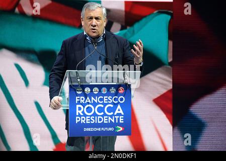 Antonio Tajani, Ministro degli Affari Esteri, interviene durante la manifestazione a sostegno del candidato della coalizione di destra alla presidenza della Regione Lazio, Francesco Rocca. Il 12 e 13 febbraio 2023 votiamo per eleggere il Presidente della Regione Lazio e il Consiglio Regionale. Foto Stock