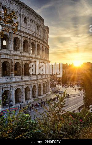 12 ott 2017 Roma Italia: Il Colosseo a Roma al tramonto con una fila di turisti in coda per entrare. Foto Stock