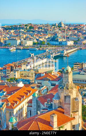 Istanbul, Turchia - 15 luglio 2018: Vista panoramica della città vecchia di Istanbul con il Ponte Galata Foto Stock