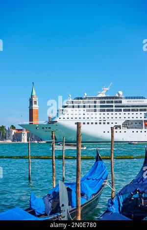 Venezia, Italia - 16 giugno 2018: Nave da crociera che attraversa la laguna veneta Foto Stock