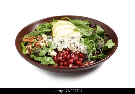 Insalata gustosa con fette di pera, formaggio, semi di melograno e noci isolate su bianco Foto Stock