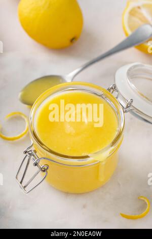 Cagliata di limone, salsa di limone fatta in casa o crema pasticcera in un vasetto Foto Stock