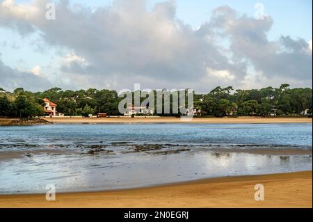 Il lago Lac d'Hossegor è l'unico posto nel dipartimento delle Landes, dove si coltivano ostriche; sud-ovest della Francia Foto Stock