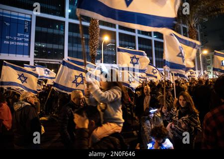 Israele. 04th Feb, 2023. I manifestanti sventolano bandiere in una manifestazione a Tel Aviv. Oltre 100.000 persone hanno protestato a Tel Aviv contro il governo di estrema destra di Netanyahu e la revisione giudiziaria, un giorno dopo due mortali attentati terroristici a Gerusalemme. Feb 4th 2023. (Foto di Matan Golan/Sipa USA). Credit: Sipa USA/Alamy Live News Foto Stock