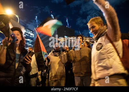 Israele. 04th Feb, 2023. Gli israeliani sventolano le bandiere della Palestina invocando l'occupazione israeliana. Oltre 100.000 persone hanno protestato a Tel Aviv contro il governo di estrema destra di Netanyahu e la revisione giudiziaria, un giorno dopo due mortali attentati terroristici a Gerusalemme. Feb 4th 2023. (Foto di Matan Golan/Sipa USA). Credit: Sipa USA/Alamy Live News Foto Stock