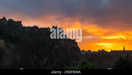 Edimburgo, Scozia, Regno Unito, 5th febbraio 2023. Regno Unito Meteo drammatico cielo colorato tramonto. Il tramonto ha trasformato il cielo dai colori arancioni vividi che si vedeva sui Princes Street Gardens. Credit: Sally Anderson/Alamy Live News Foto Stock