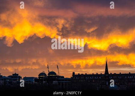 Edimburgo, Scozia, Regno Unito, 5th febbraio 2023. Regno Unito Meteo drammatico cielo colorato tramonto. Il tramonto ha trasformato il cielo dai colori arancioni vividi che si vedeva sui Princes Street Gardens. Credit: Sally Anderson/Alamy Live News Foto Stock