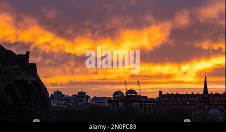 Edimburgo, Scozia, Regno Unito, 5th febbraio 2023. Regno Unito Meteo drammatico cielo colorato tramonto. Il tramonto ha trasformato il cielo dai colori arancioni vividi che si vedeva sui Princes Street Gardens. Credit: Sally Anderson/Alamy Live News Foto Stock