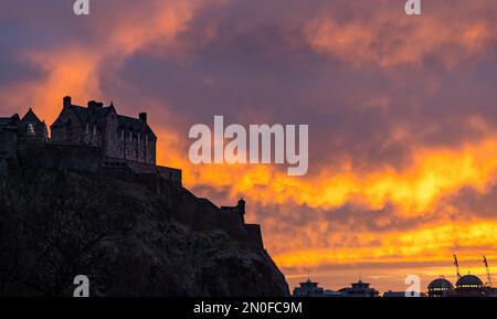 Edimburgo, Scozia, Regno Unito, 5th febbraio 2023. Regno Unito Meteo drammatico cielo colorato tramonto. Il tramonto ha trasformato il cielo dai colori arancioni vividi che si vedeva sui Princes Street Gardens. Credit: Sally Anderson/Alamy Live News Foto Stock