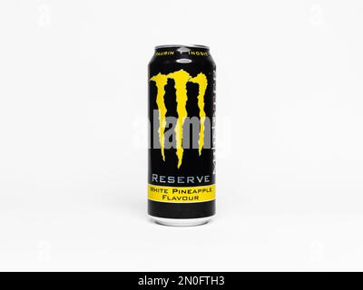 Bevanda al gusto di ananas bianco Monster Reserve. Monster Energy drink può in un ambiente studio. Rinfresco ghiacciato con caffeina. Foto Stock