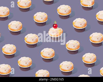 Motivo creativo fatto di cupcake decorato con rosso brillante Natale baule. Concetto alla moda, collage su sfondo blu. Arte creativa minimal aesthet Foto Stock